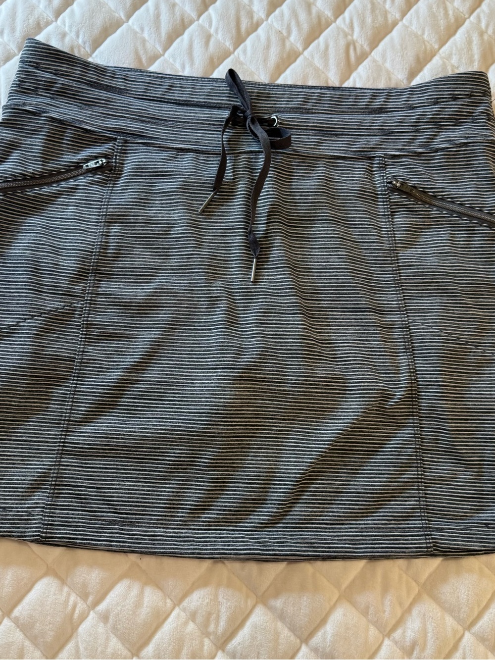 Athleta Modern Metro Striped Skort Gray White Mini Skirt Size Medium